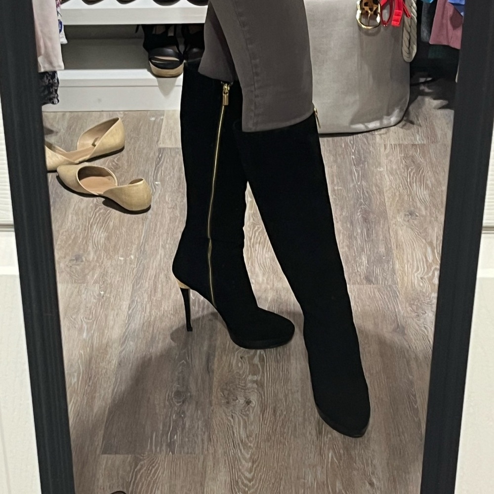 Black suede knee high zip up boots. So gorgeous.
